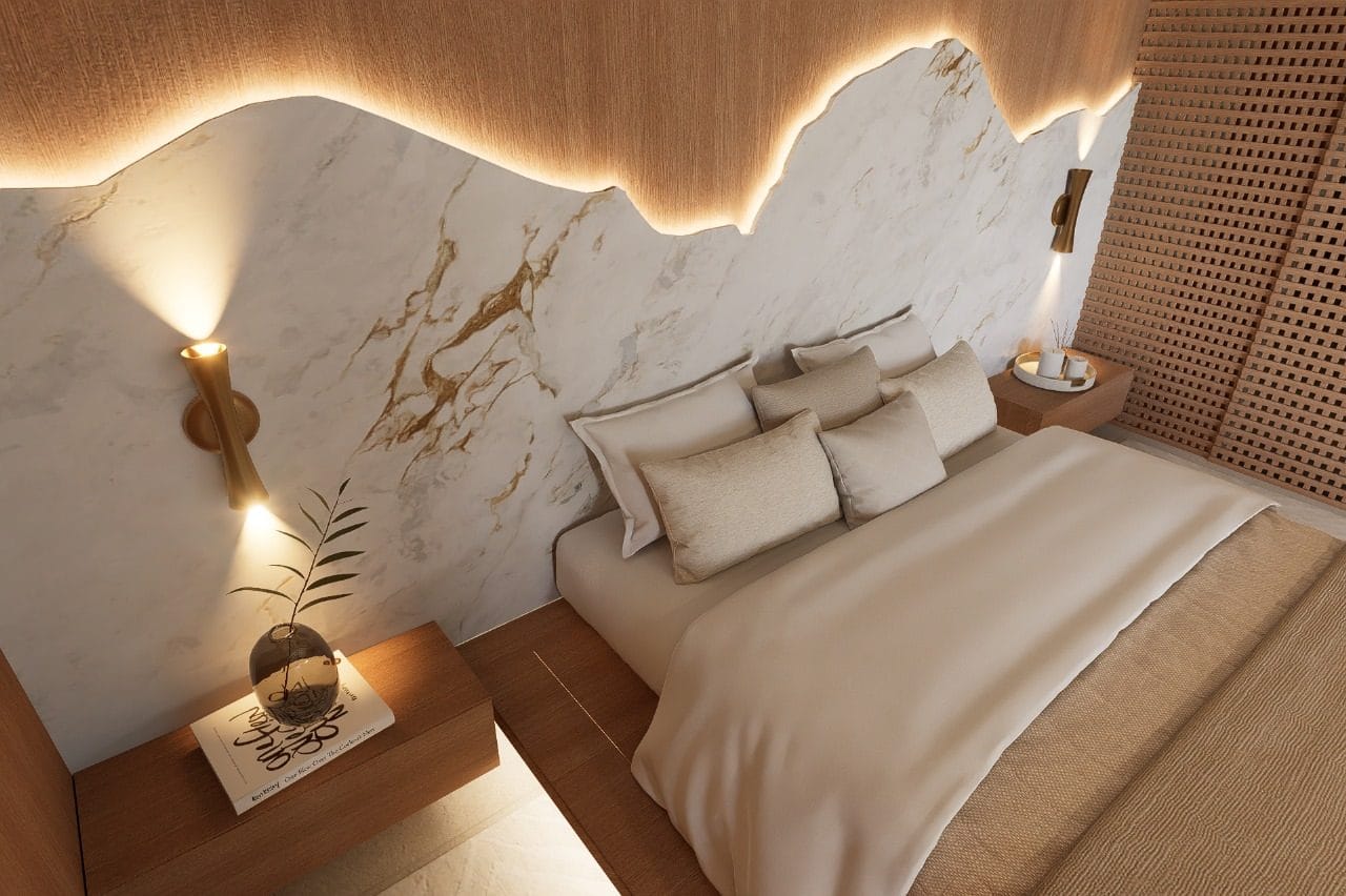 Quarto de casal com cabeceira em mármore iluminada e painel de madeira